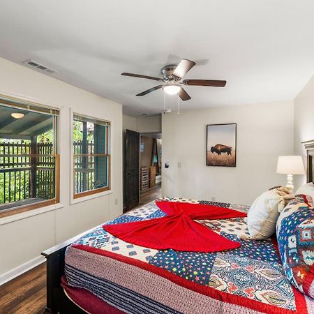 Whiskey Ridge Lodge, A Restored 1940S Gem, 2 Mins From Downtown, Breathtaking City Views, Custom Game Room, And Spacious Elegance 蓋特林堡 外观 照片