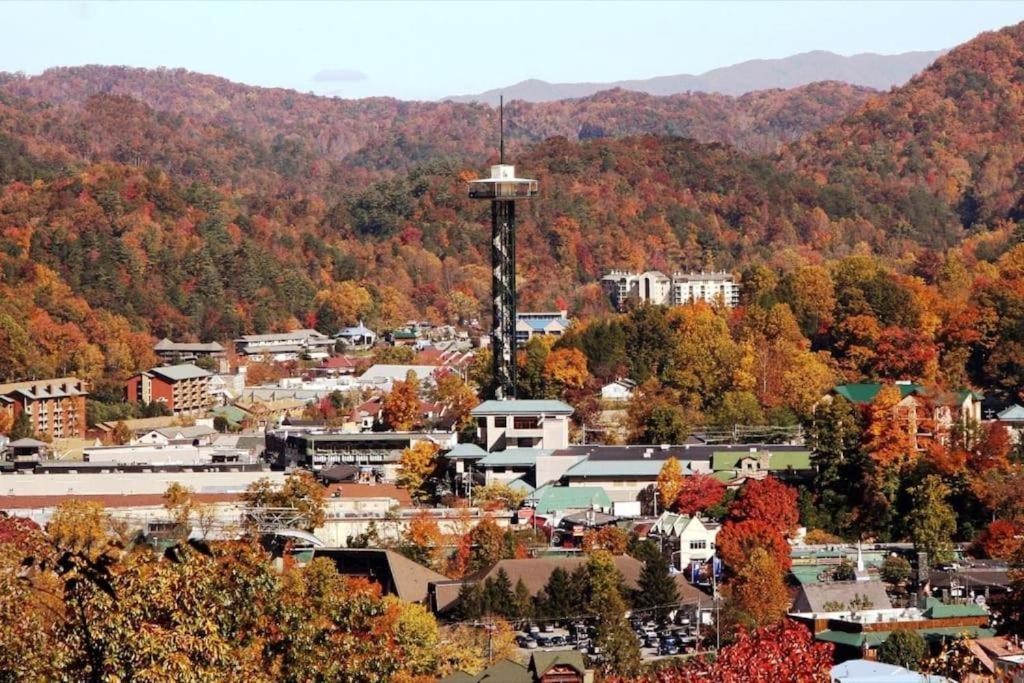 Whiskey Ridge Lodge, A Restored 1940S Gem, 2 Mins From Downtown, Breathtaking City Views, Custom Game Room, And Spacious Elegance 蓋特林堡 外观 照片
