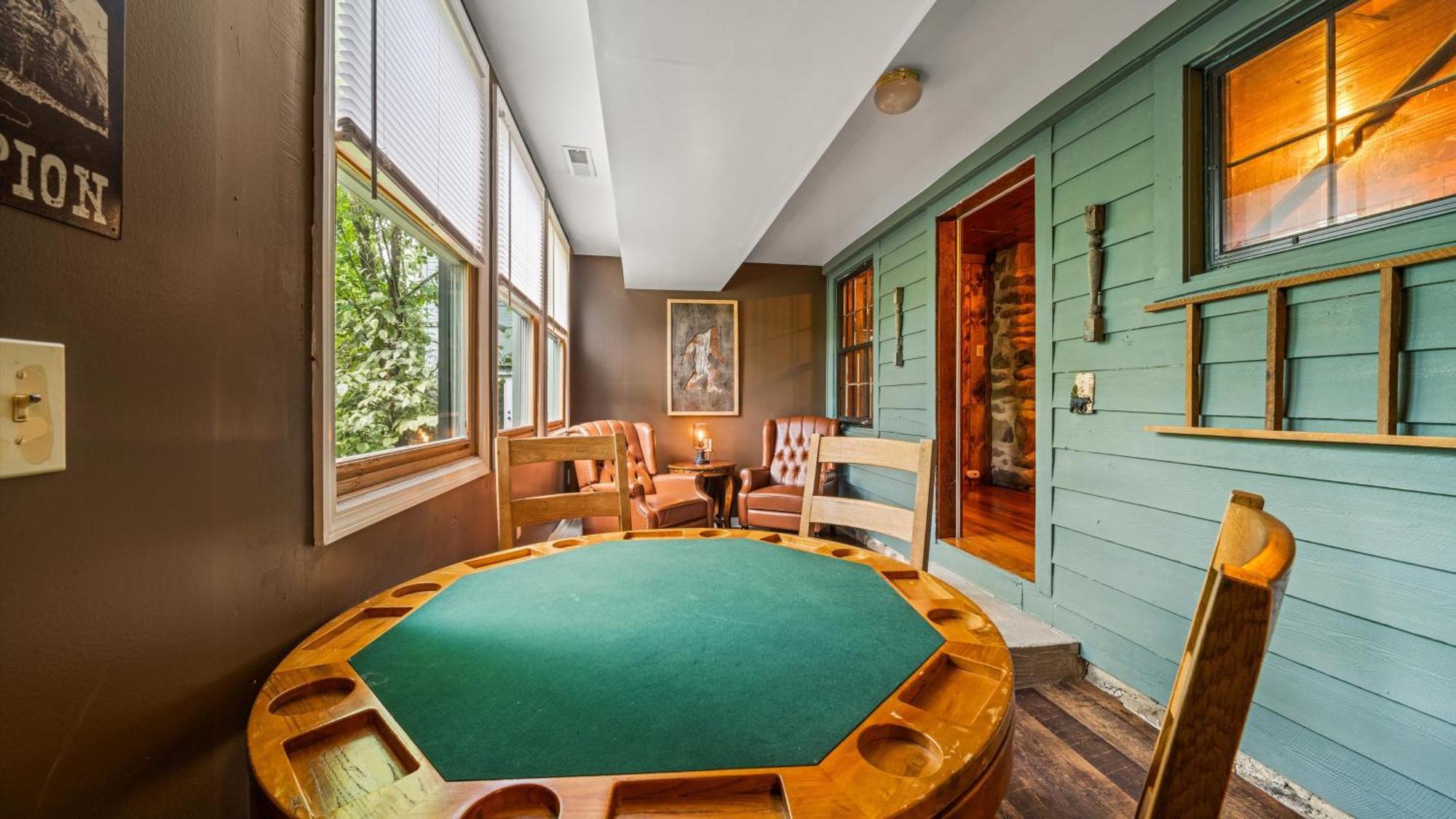 Whiskey Ridge Lodge, A Restored 1940S Gem, 2 Mins From Downtown, Breathtaking City Views, Custom Game Room, And Spacious Elegance 蓋特林堡 外观 照片