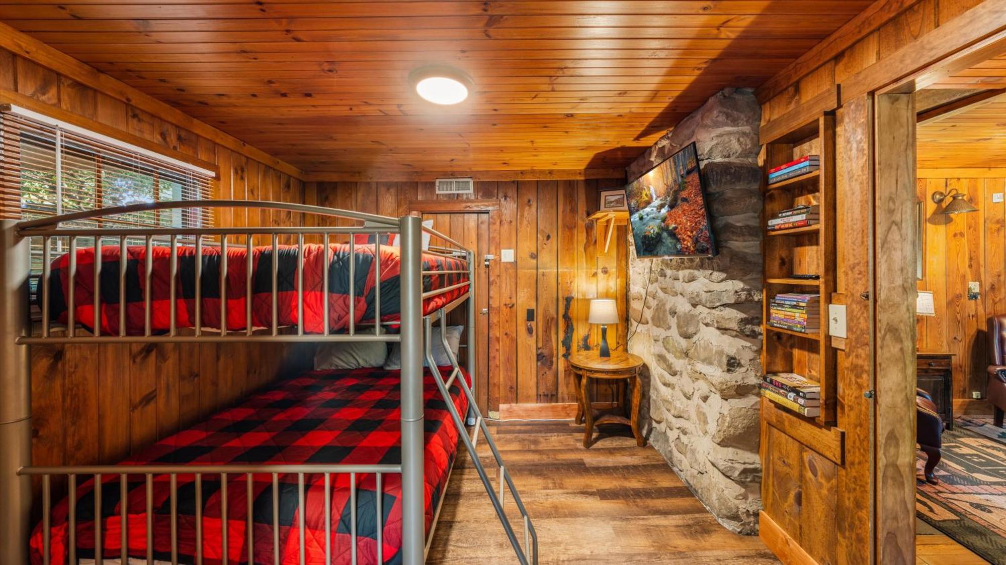 Whiskey Ridge Lodge, A Restored 1940S Gem, 2 Mins From Downtown, Breathtaking City Views, Custom Game Room, And Spacious Elegance 蓋特林堡 外观 照片