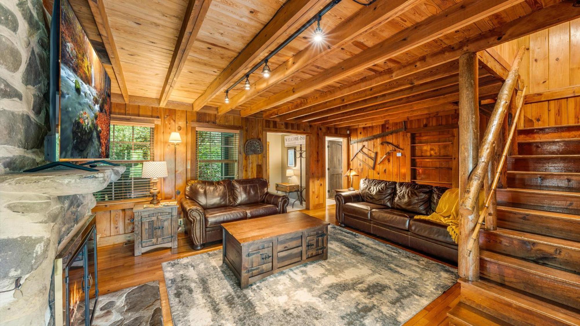 Whiskey Ridge Lodge, A Restored 1940S Gem, 2 Mins From Downtown, Breathtaking City Views, Custom Game Room, And Spacious Elegance 蓋特林堡 外观 照片