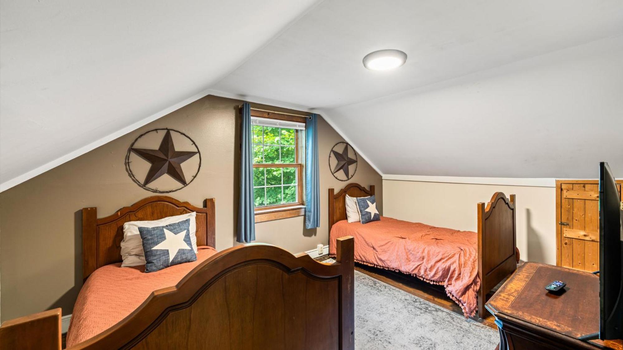 Whiskey Ridge Lodge, A Restored 1940S Gem, 2 Mins From Downtown, Breathtaking City Views, Custom Game Room, And Spacious Elegance 蓋特林堡 外观 照片
