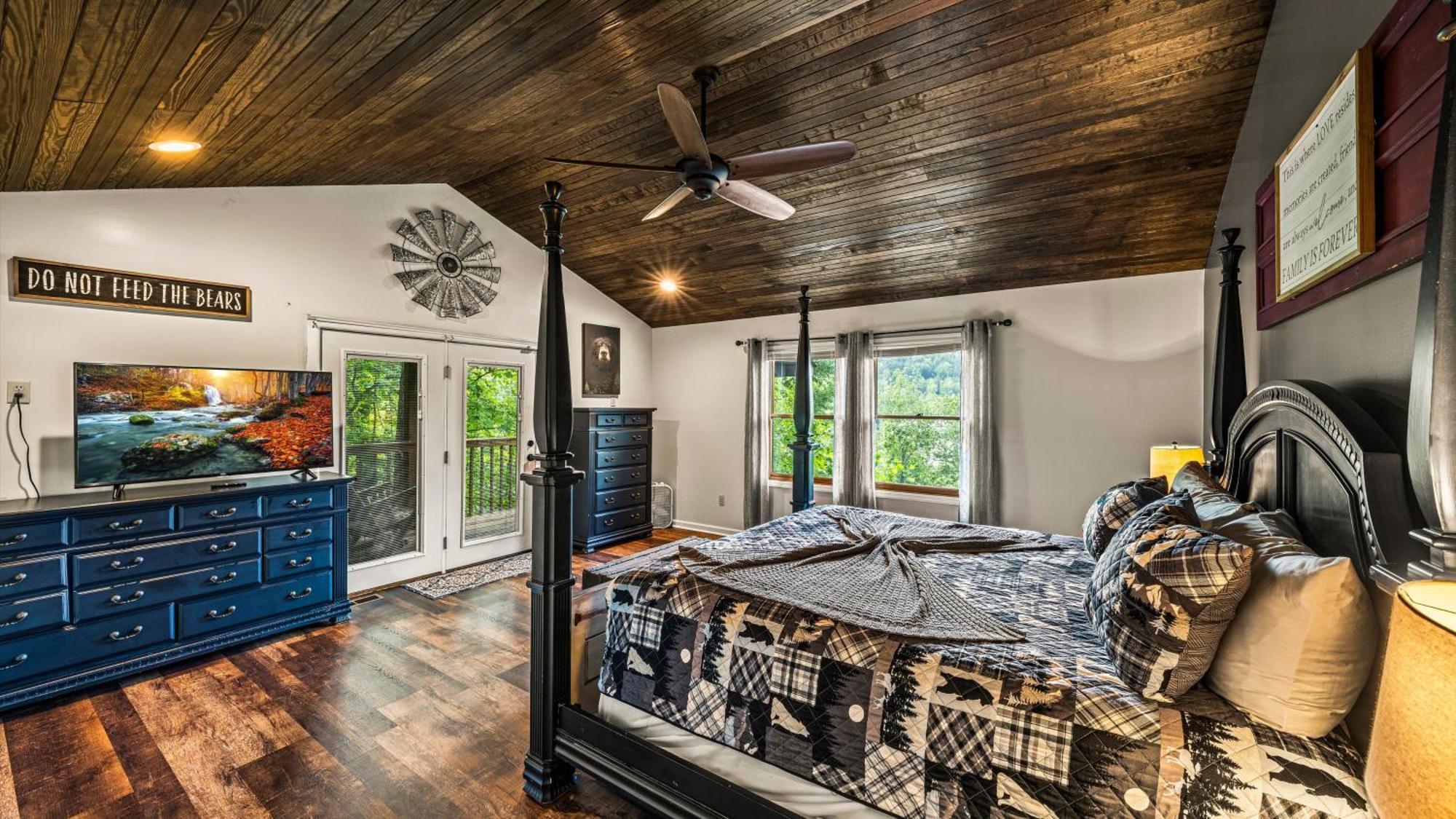 Whiskey Ridge Lodge, A Restored 1940S Gem, 2 Mins From Downtown, Breathtaking City Views, Custom Game Room, And Spacious Elegance 蓋特林堡 外观 照片