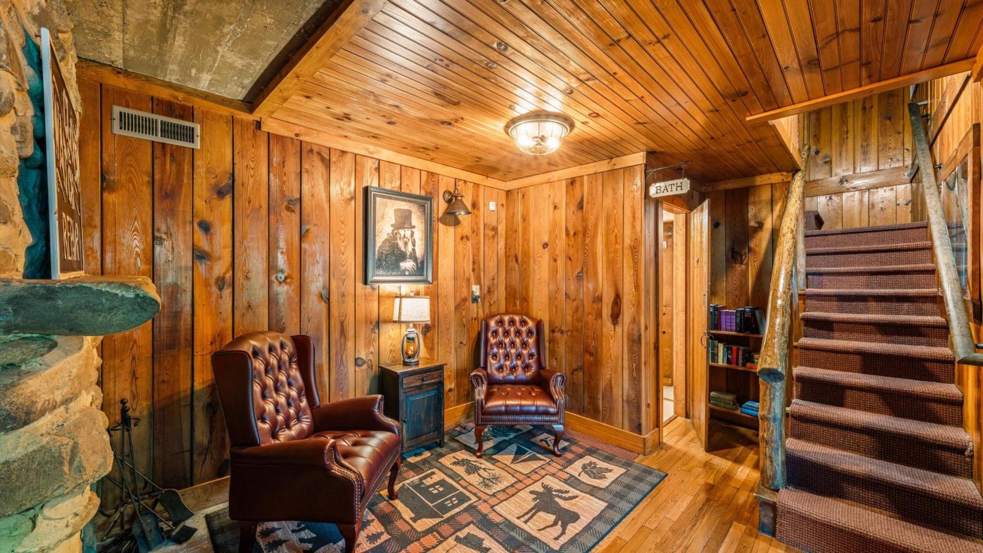 Whiskey Ridge Lodge, A Restored 1940S Gem, 2 Mins From Downtown, Breathtaking City Views, Custom Game Room, And Spacious Elegance 蓋特林堡 外观 照片