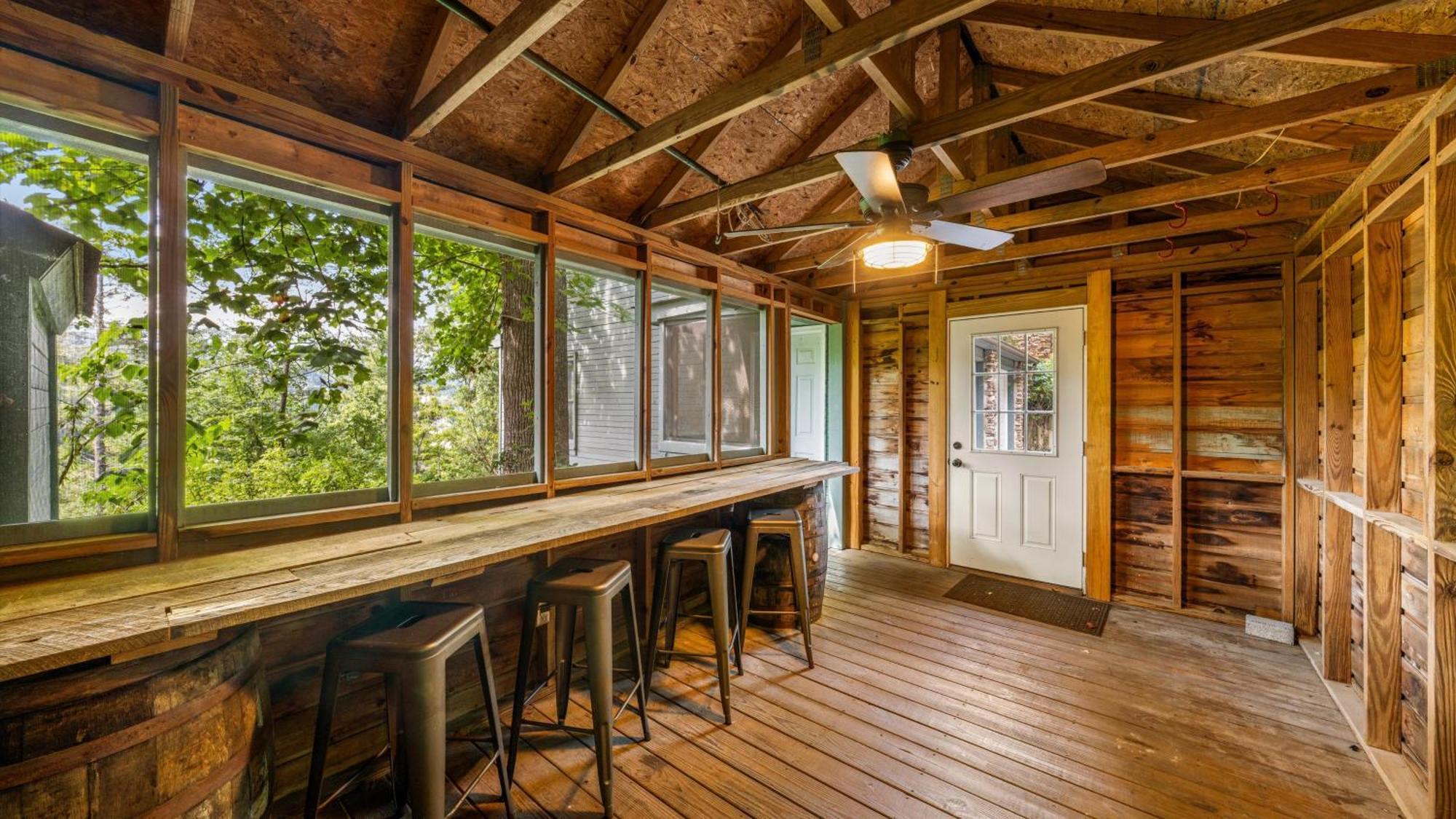 Whiskey Ridge Lodge, A Restored 1940S Gem, 2 Mins From Downtown, Breathtaking City Views, Custom Game Room, And Spacious Elegance 蓋特林堡 外观 照片