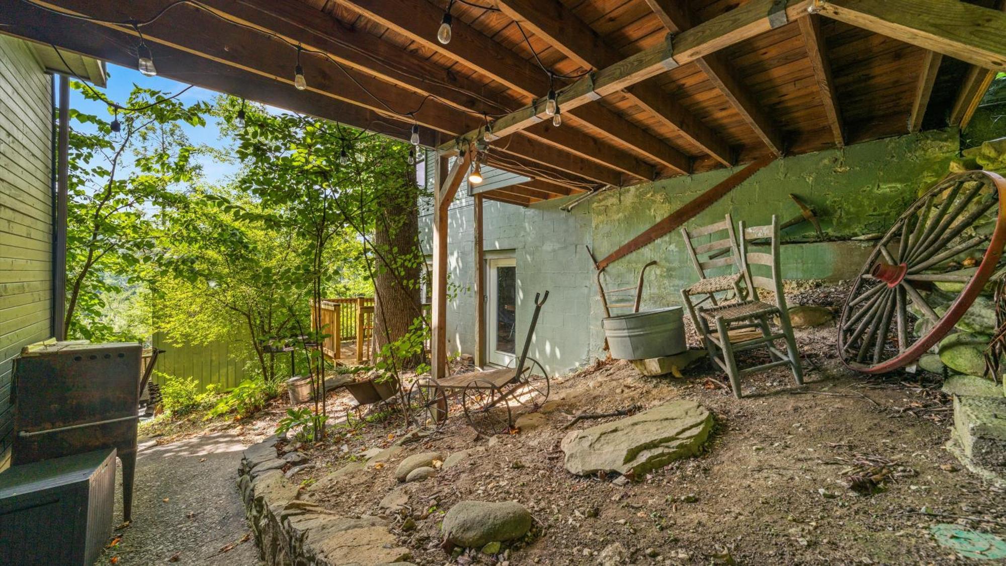 Whiskey Ridge Lodge, A Restored 1940S Gem, 2 Mins From Downtown, Breathtaking City Views, Custom Game Room, And Spacious Elegance 蓋特林堡 外观 照片