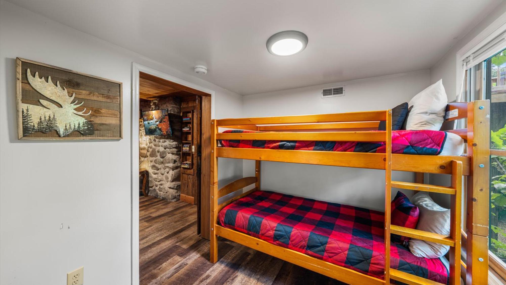 Whiskey Ridge Lodge, A Restored 1940S Gem, 2 Mins From Downtown, Breathtaking City Views, Custom Game Room, And Spacious Elegance 蓋特林堡 外观 照片