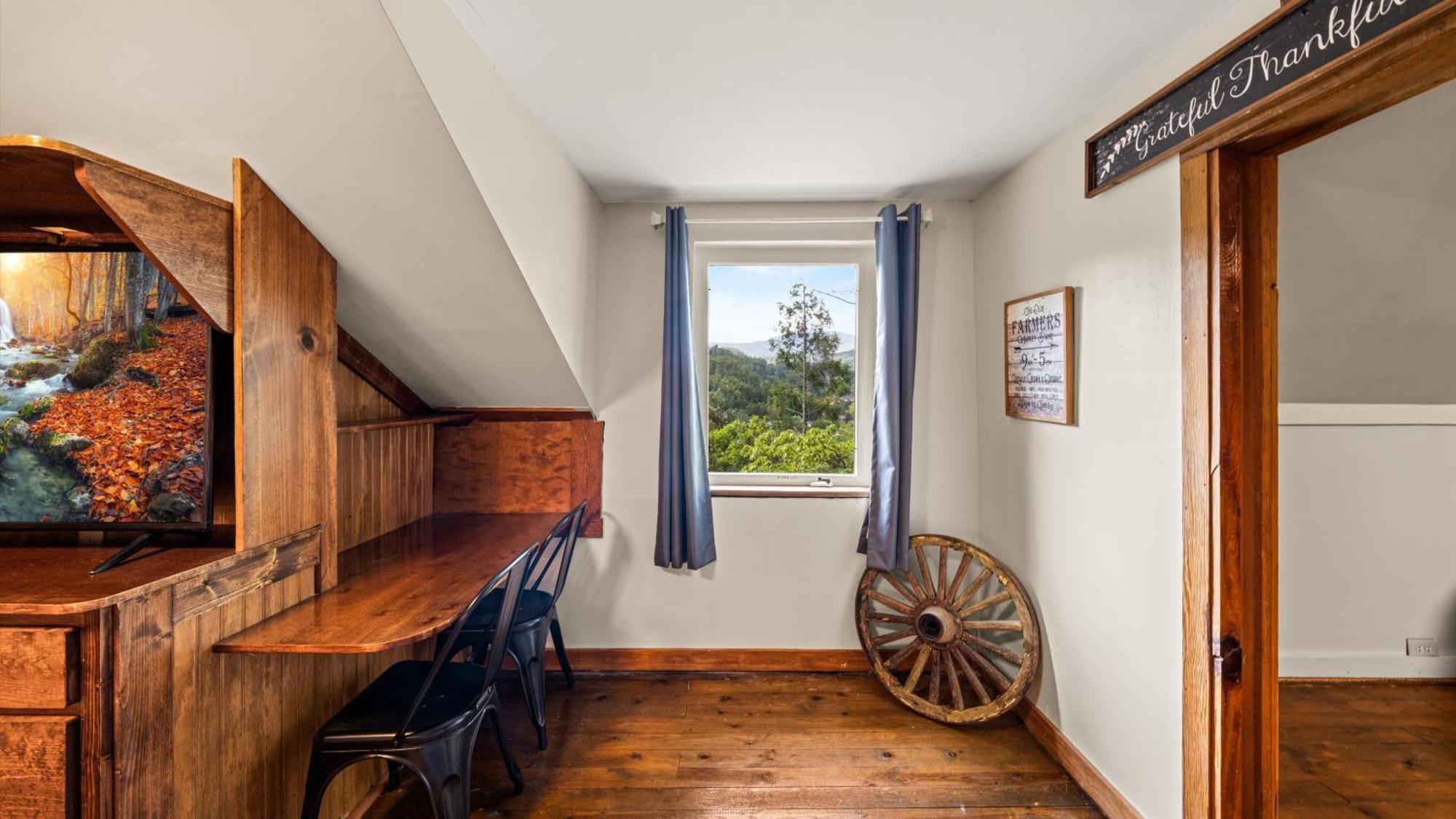 Whiskey Ridge Lodge, A Restored 1940S Gem, 2 Mins From Downtown, Breathtaking City Views, Custom Game Room, And Spacious Elegance 蓋特林堡 外观 照片