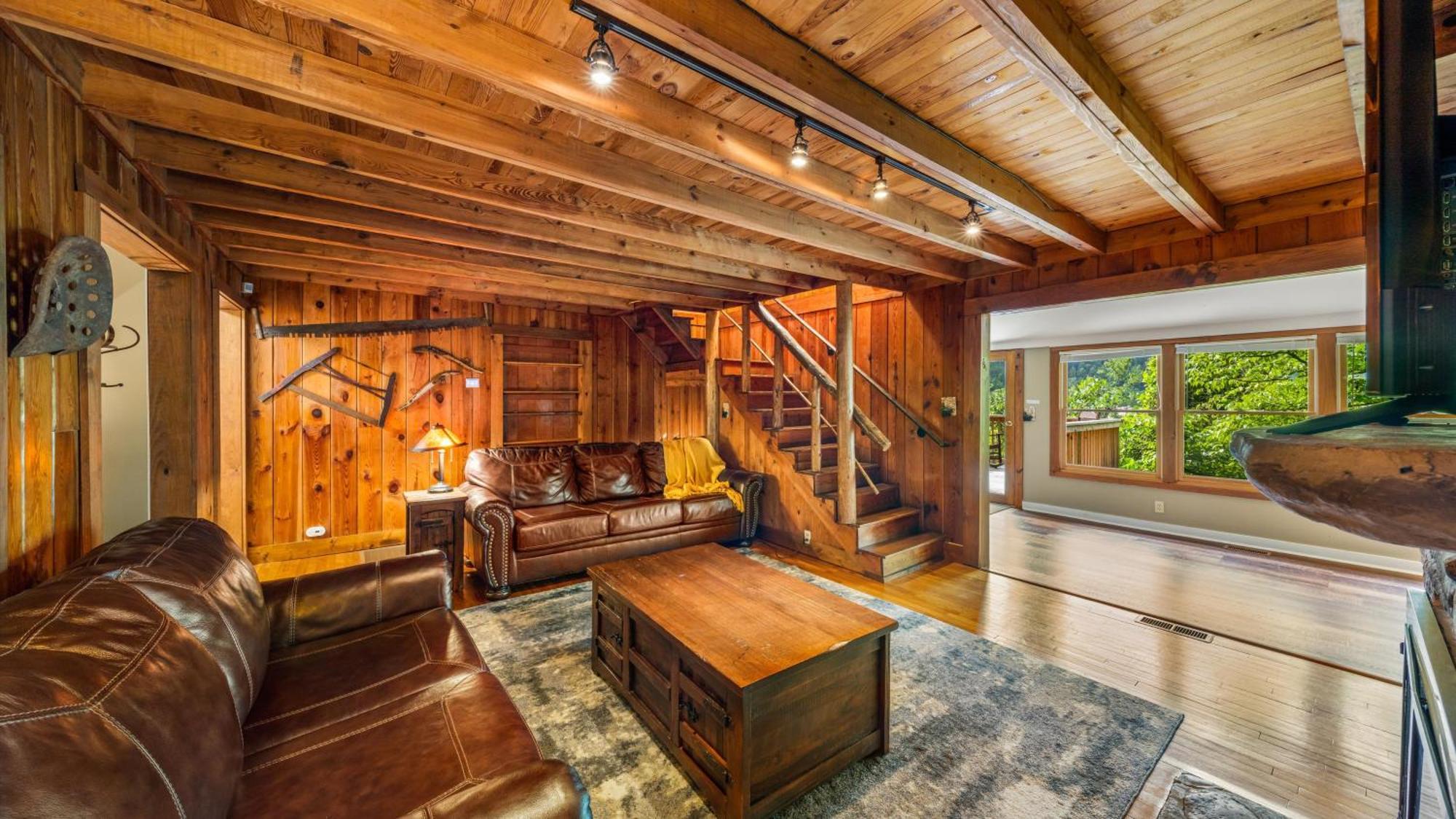 Whiskey Ridge Lodge, A Restored 1940S Gem, 2 Mins From Downtown, Breathtaking City Views, Custom Game Room, And Spacious Elegance 蓋特林堡 外观 照片