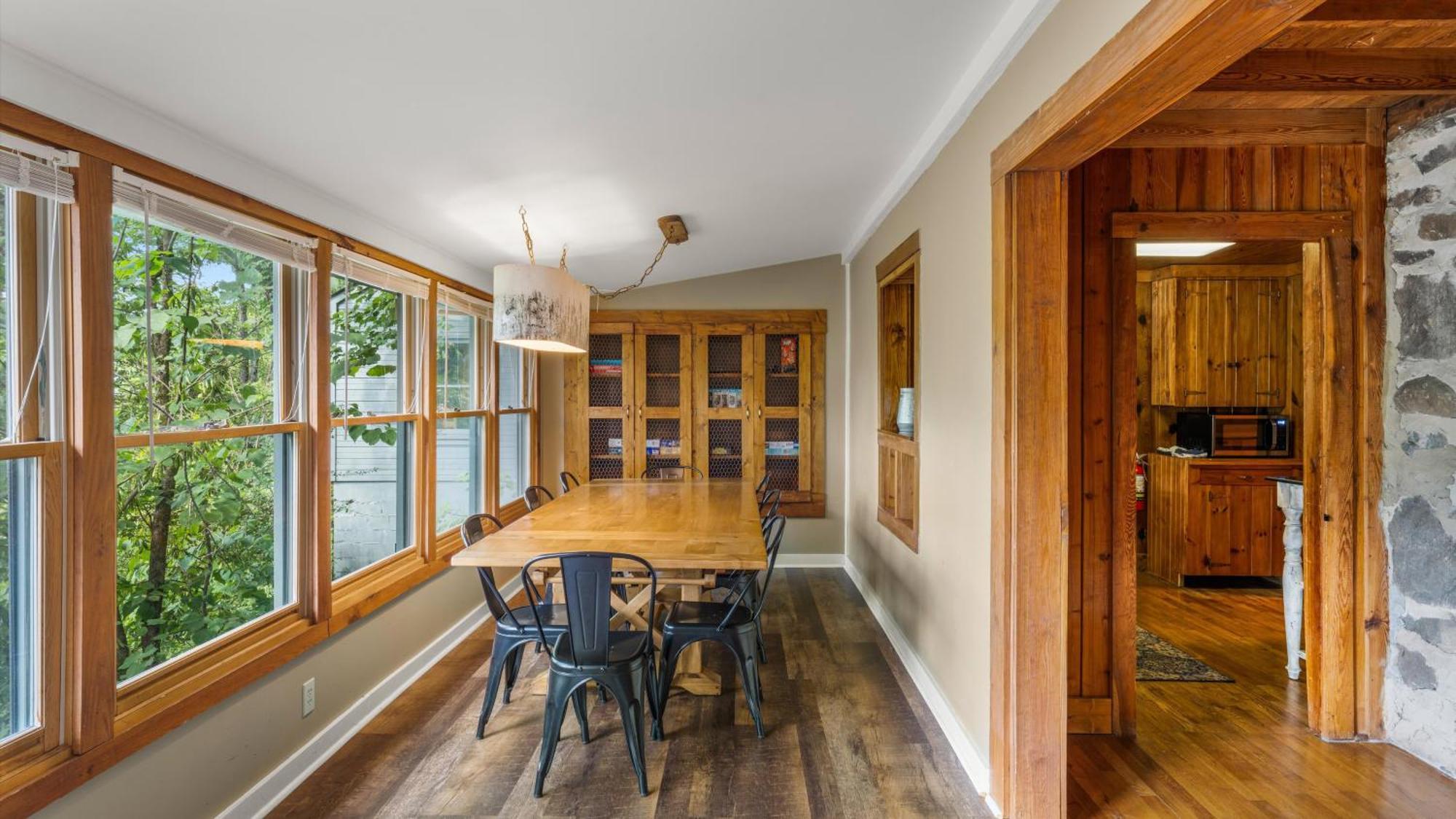 Whiskey Ridge Lodge, A Restored 1940S Gem, 2 Mins From Downtown, Breathtaking City Views, Custom Game Room, And Spacious Elegance 蓋特林堡 外观 照片