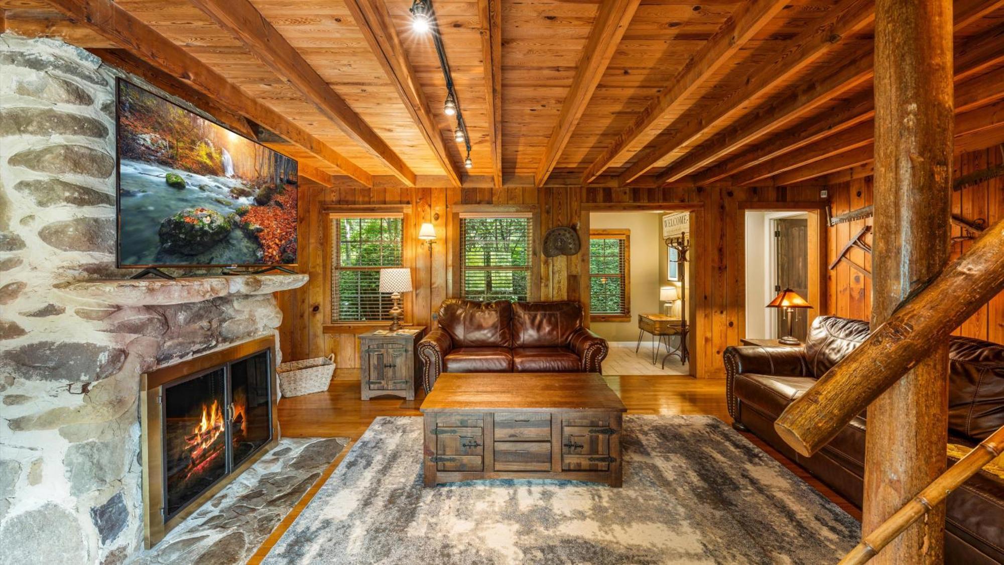 Whiskey Ridge Lodge, A Restored 1940S Gem, 2 Mins From Downtown, Breathtaking City Views, Custom Game Room, And Spacious Elegance 蓋特林堡 外观 照片