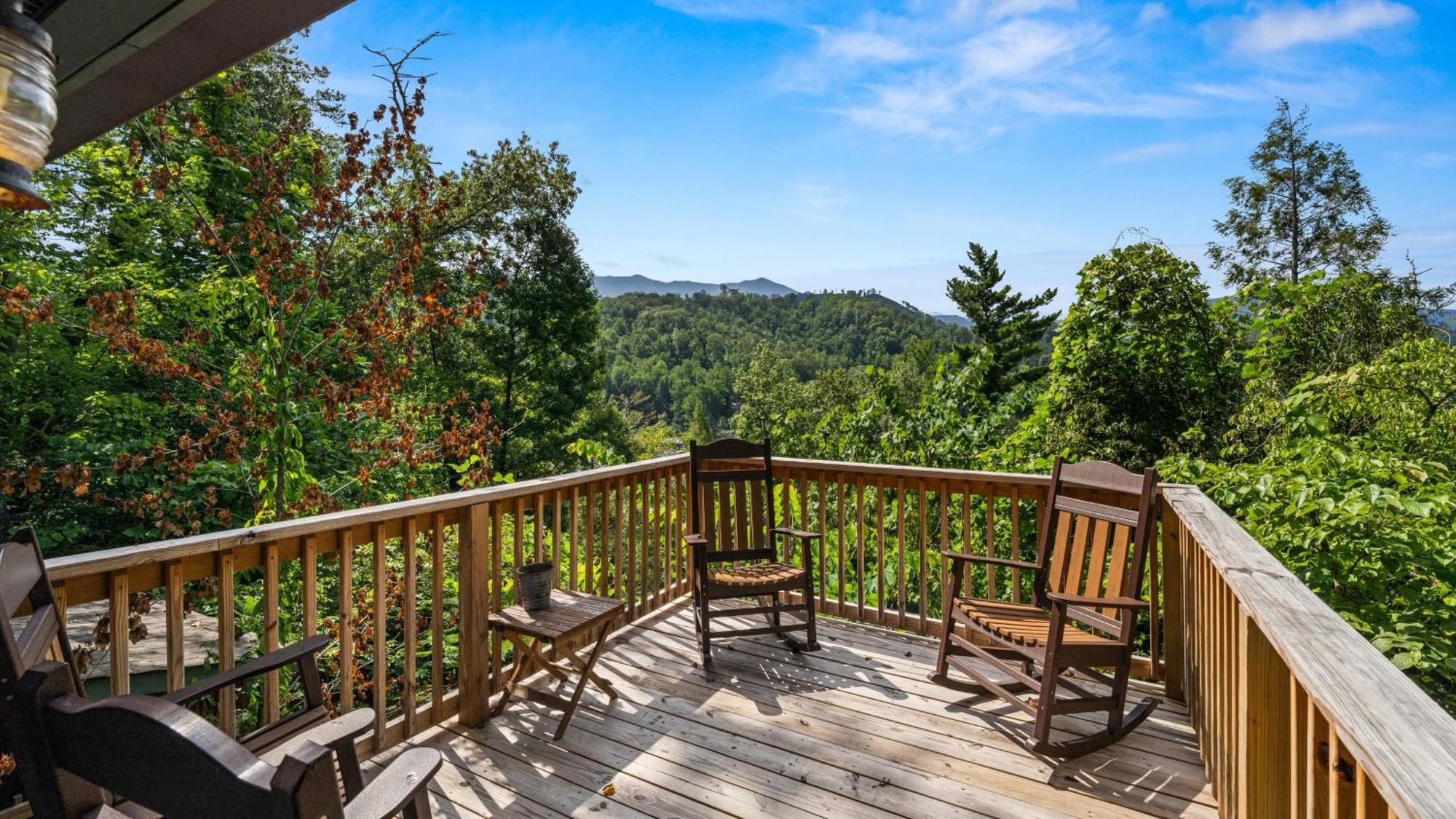 Whiskey Ridge Lodge, A Restored 1940S Gem, 2 Mins From Downtown, Breathtaking City Views, Custom Game Room, And Spacious Elegance 蓋特林堡 外观 照片