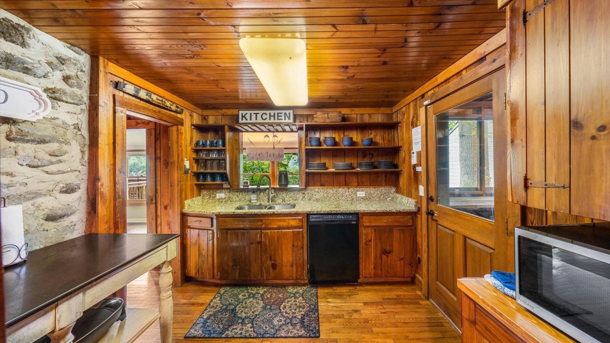 Whiskey Ridge Lodge, A Restored 1940S Gem, 2 Mins From Downtown, Breathtaking City Views, Custom Game Room, And Spacious Elegance 蓋特林堡 外观 照片