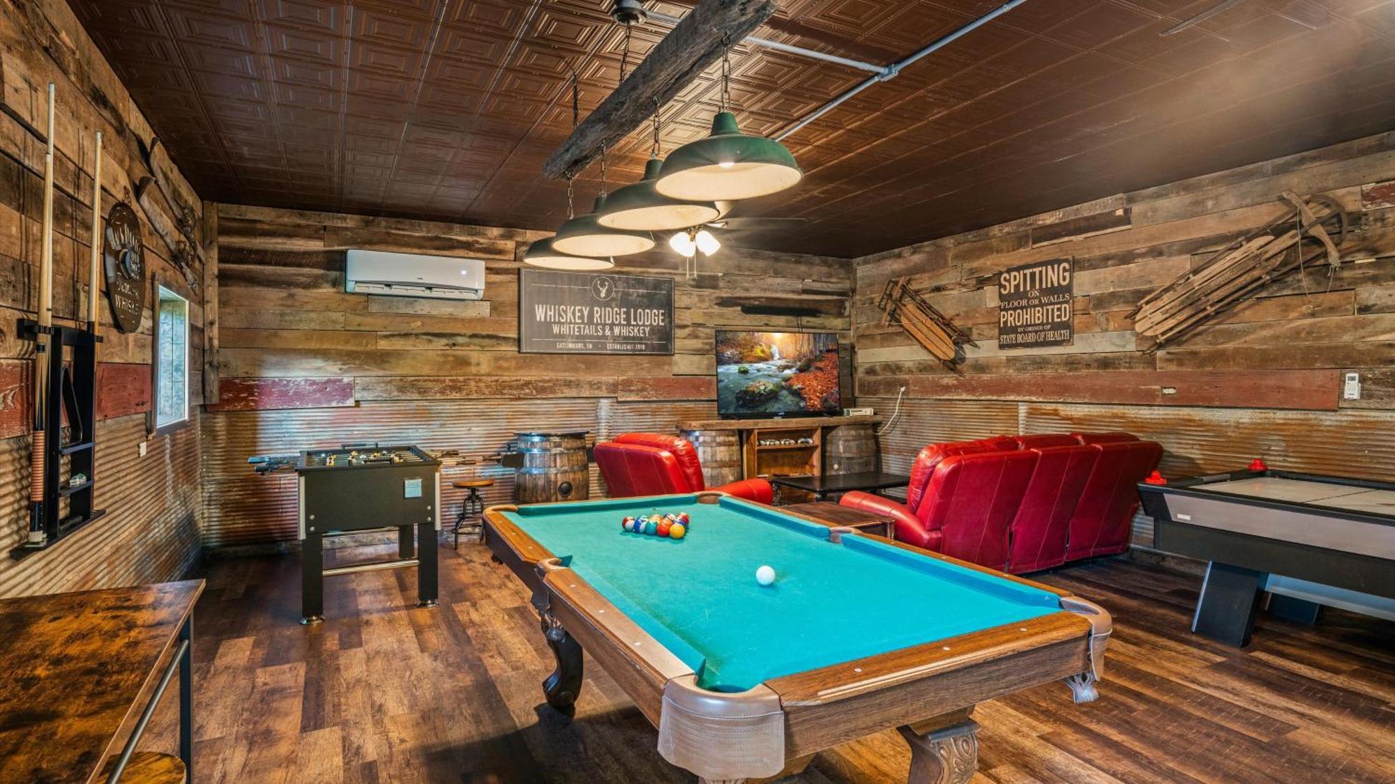 Whiskey Ridge Lodge, A Restored 1940S Gem, 2 Mins From Downtown, Breathtaking City Views, Custom Game Room, And Spacious Elegance 蓋特林堡 外观 照片