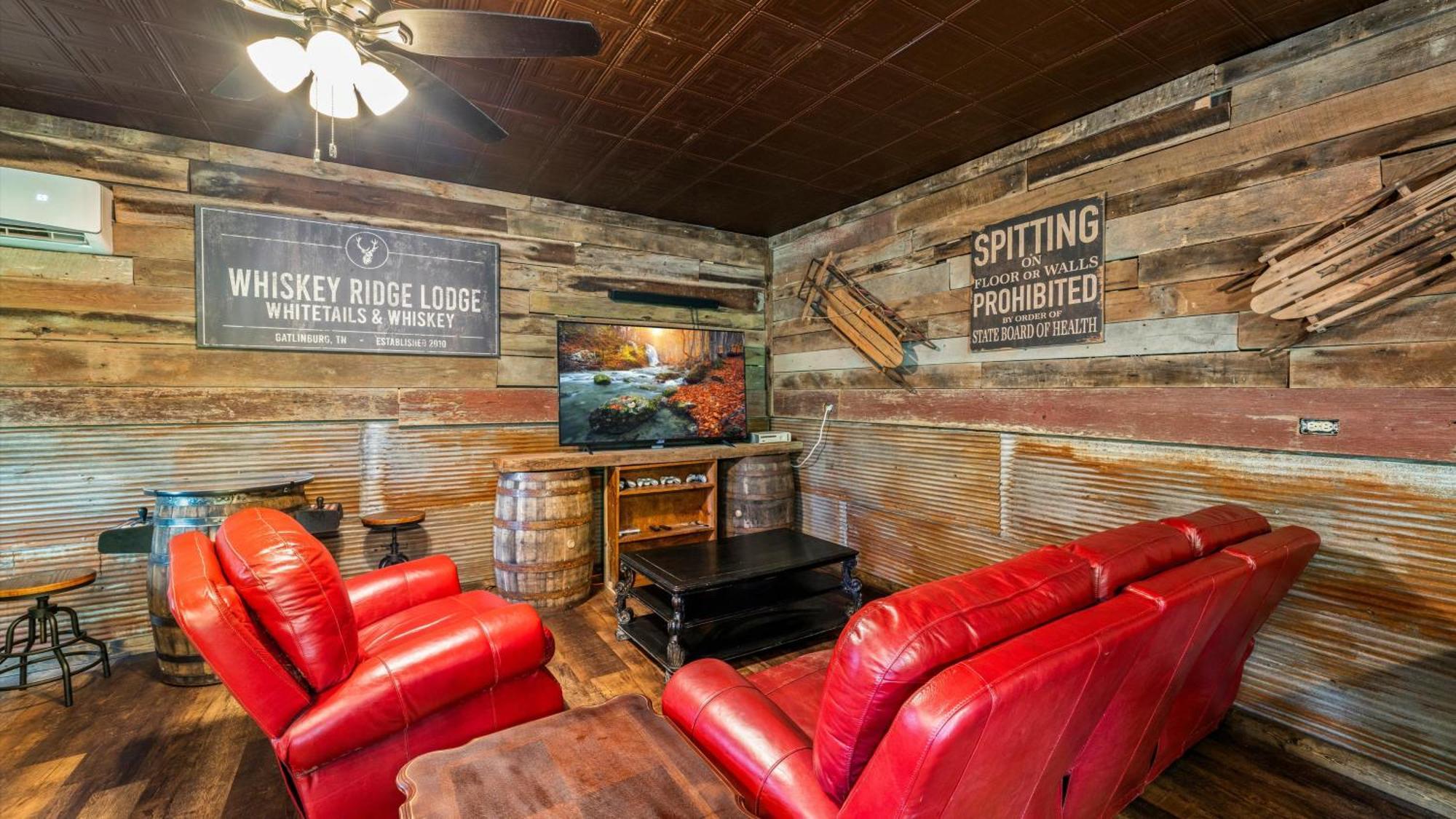 Whiskey Ridge Lodge, A Restored 1940S Gem, 2 Mins From Downtown, Breathtaking City Views, Custom Game Room, And Spacious Elegance 蓋特林堡 外观 照片