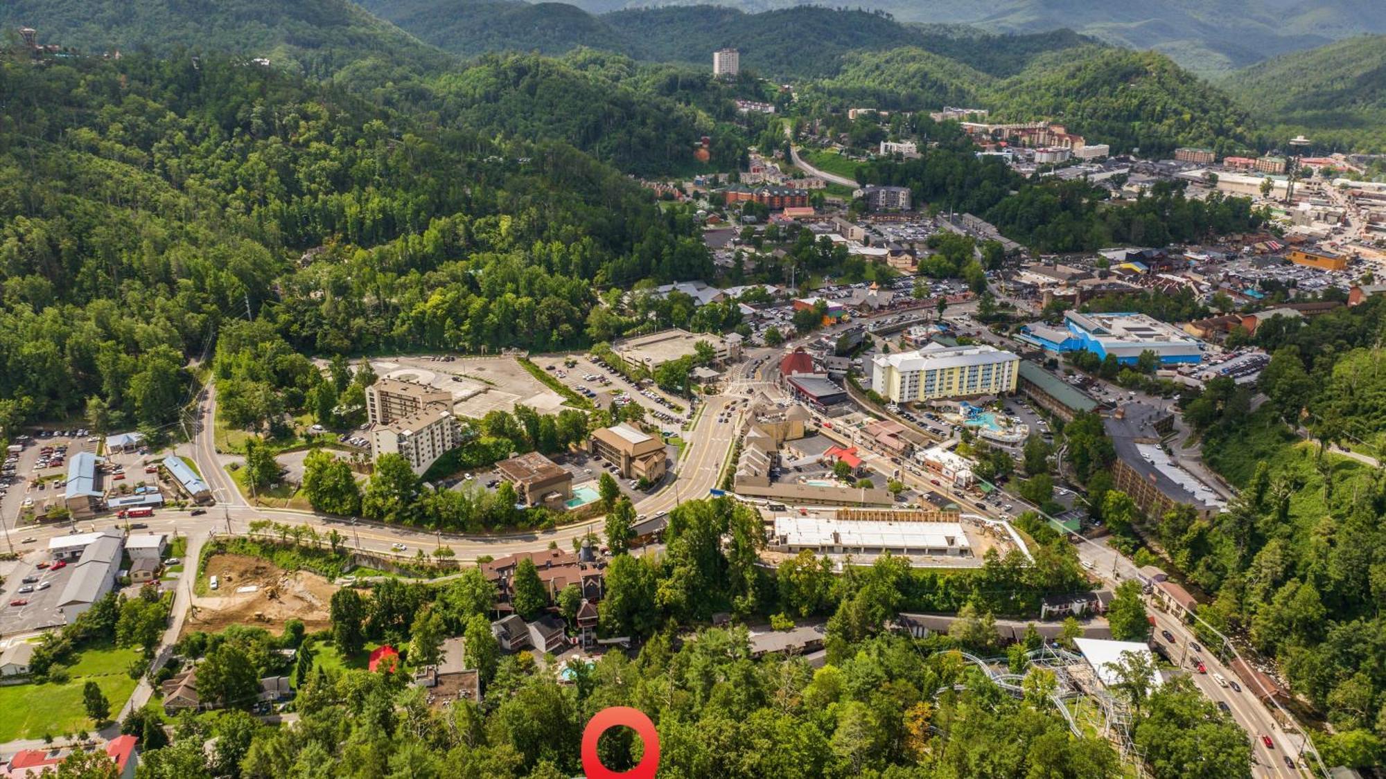Whiskey Ridge Lodge, A Restored 1940S Gem, 2 Mins From Downtown, Breathtaking City Views, Custom Game Room, And Spacious Elegance 蓋特林堡 外观 照片