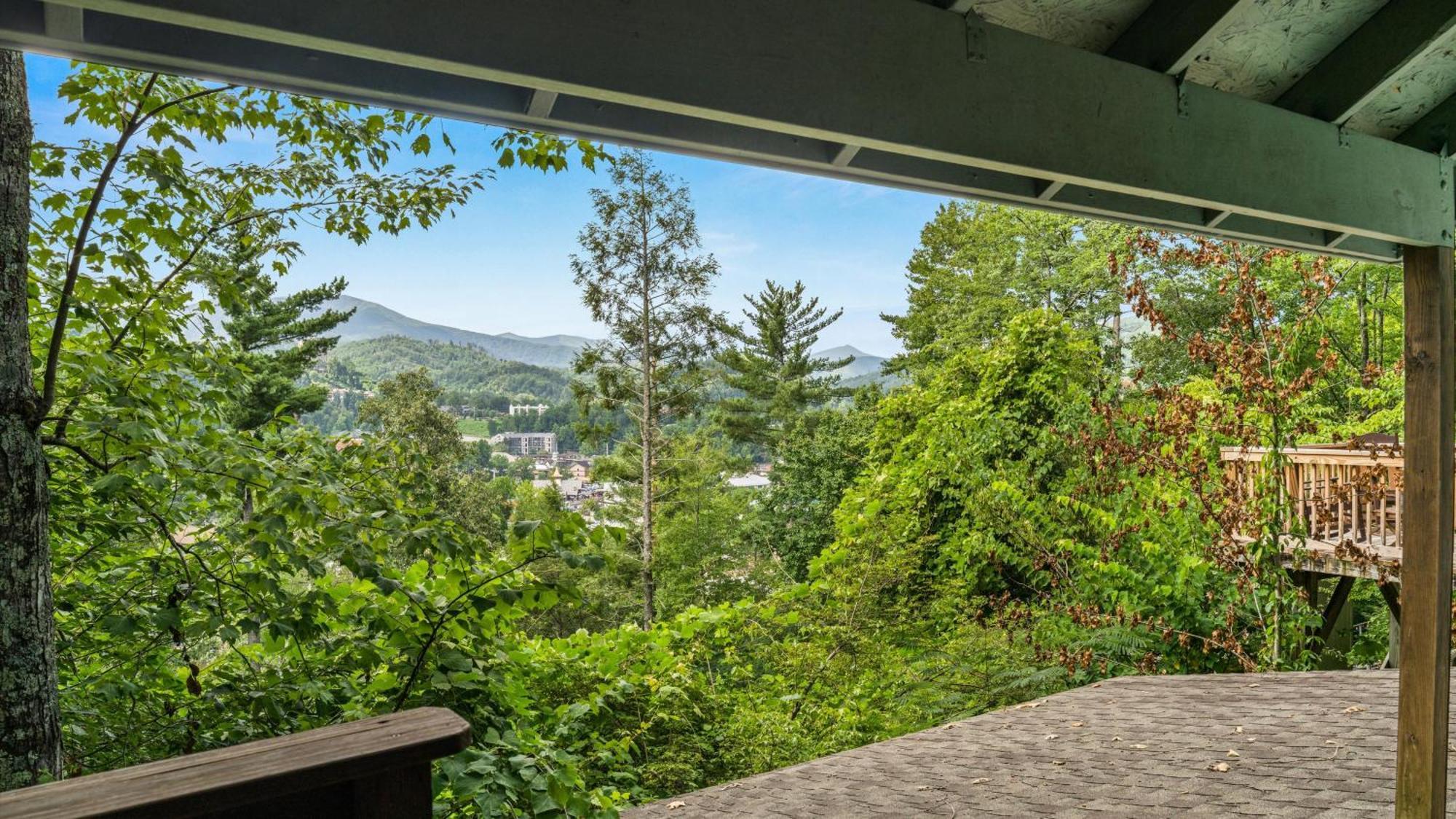 Whiskey Ridge Lodge, A Restored 1940S Gem, 2 Mins From Downtown, Breathtaking City Views, Custom Game Room, And Spacious Elegance 蓋特林堡 外观 照片