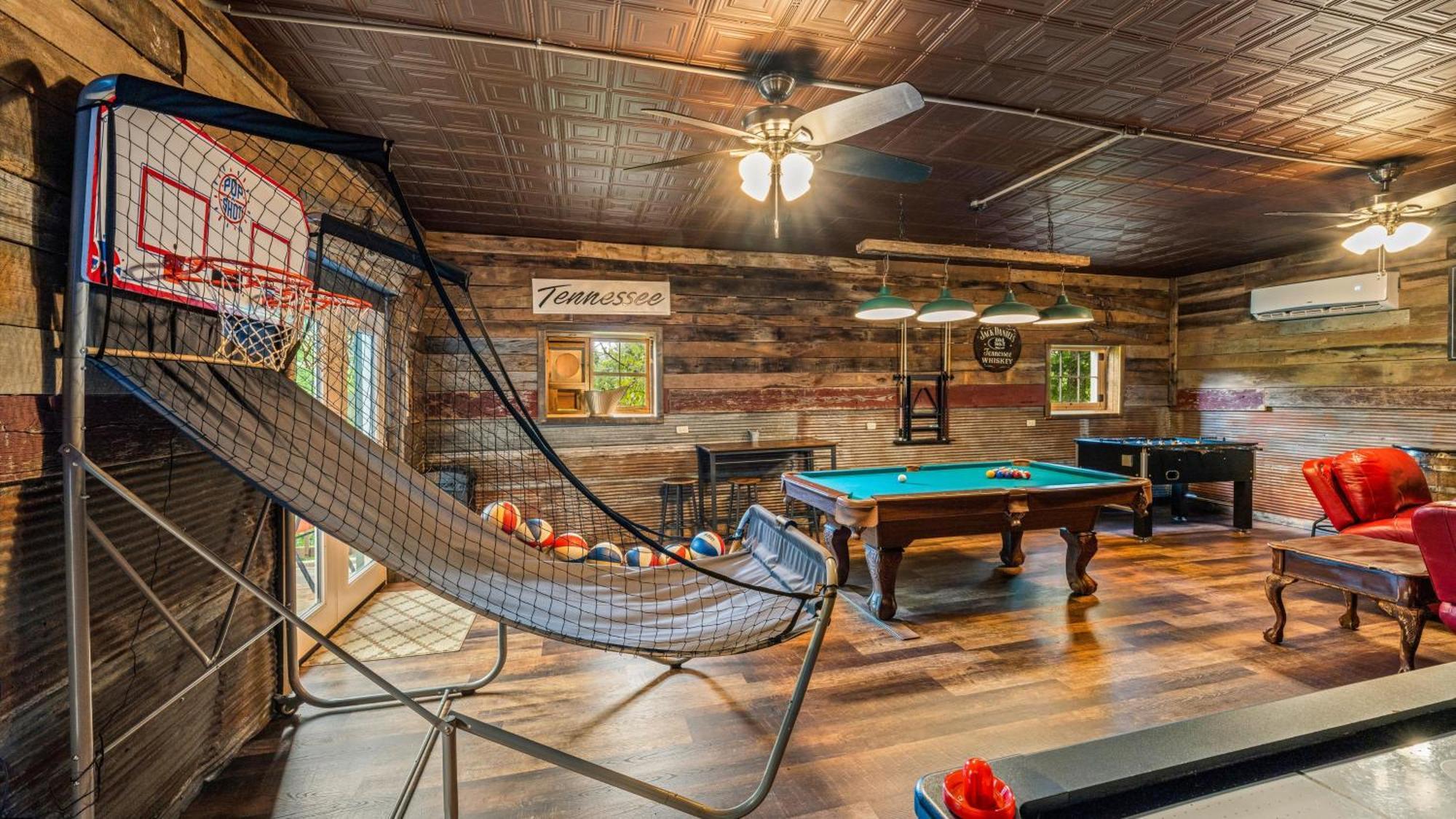 Whiskey Ridge Lodge, A Restored 1940S Gem, 2 Mins From Downtown, Breathtaking City Views, Custom Game Room, And Spacious Elegance 蓋特林堡 外观 照片