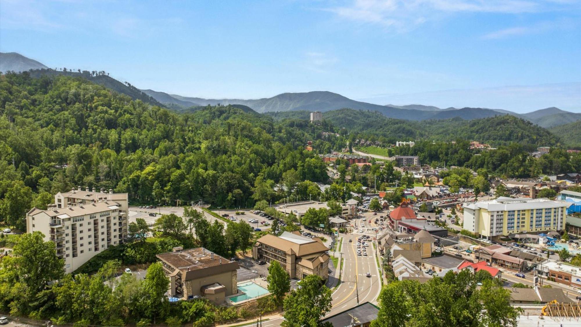 Whiskey Ridge Lodge, A Restored 1940S Gem, 2 Mins From Downtown, Breathtaking City Views, Custom Game Room, And Spacious Elegance 蓋特林堡 外观 照片