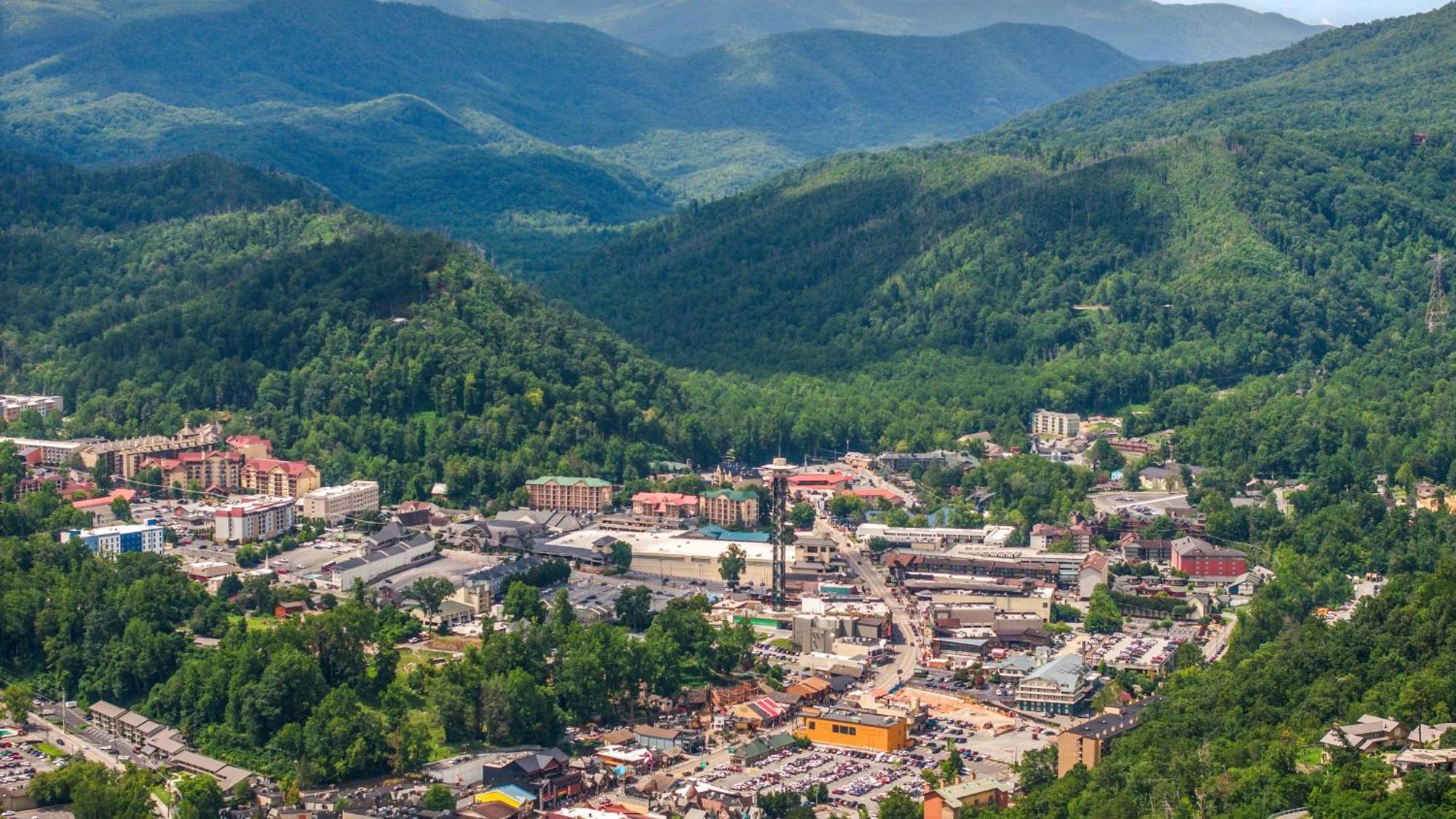 Whiskey Ridge Lodge, A Restored 1940S Gem, 2 Mins From Downtown, Breathtaking City Views, Custom Game Room, And Spacious Elegance 蓋特林堡 外观 照片