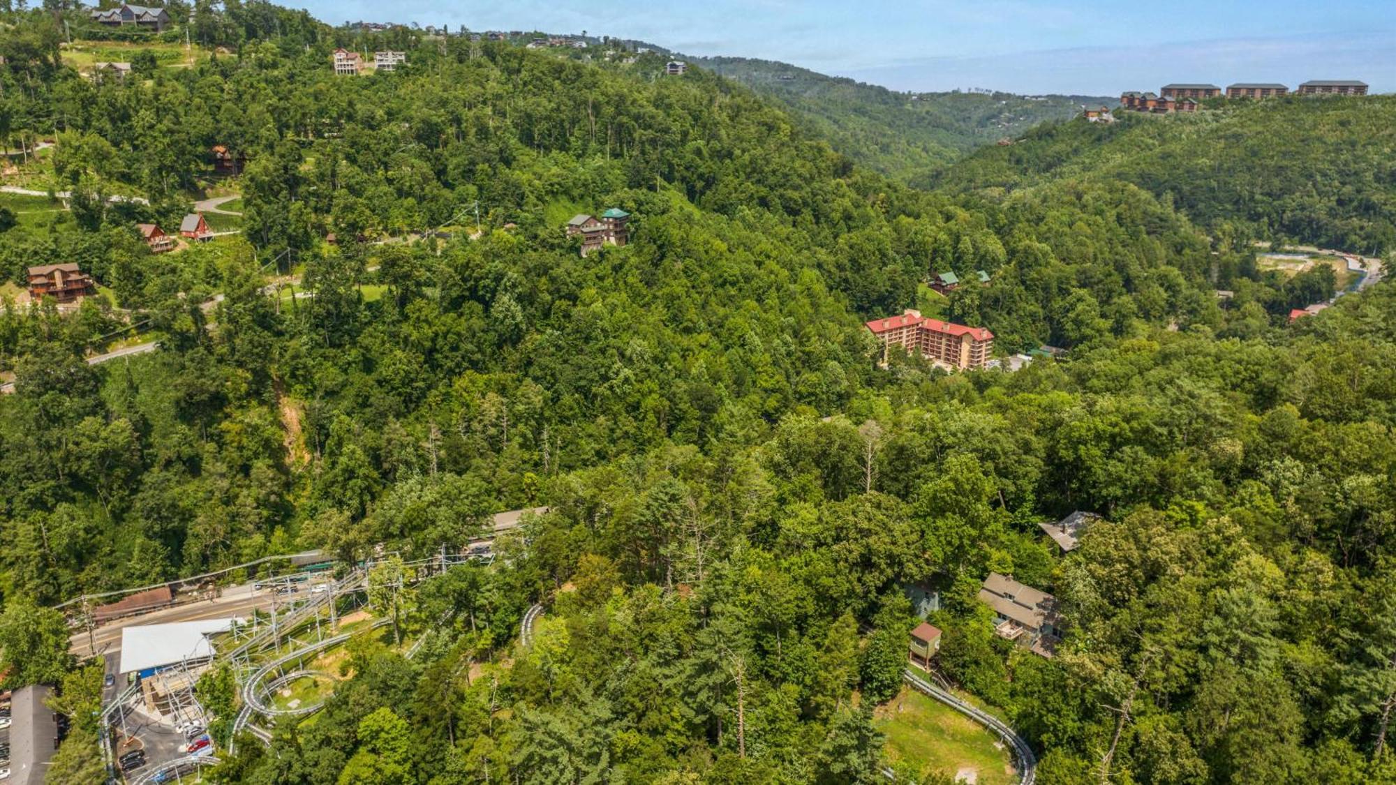 Whiskey Ridge Lodge, A Restored 1940S Gem, 2 Mins From Downtown, Breathtaking City Views, Custom Game Room, And Spacious Elegance 蓋特林堡 外观 照片