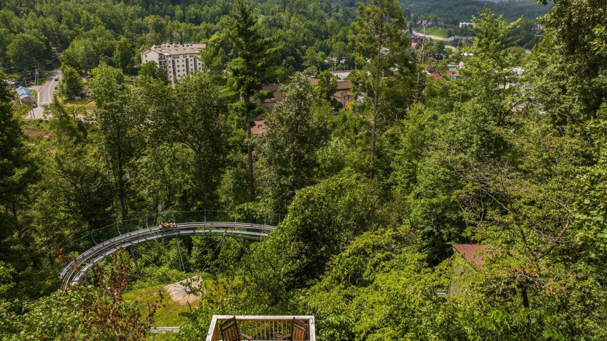 Whiskey Ridge Lodge, A Restored 1940S Gem, 2 Mins From Downtown, Breathtaking City Views, Custom Game Room, And Spacious Elegance 蓋特林堡 外观 照片