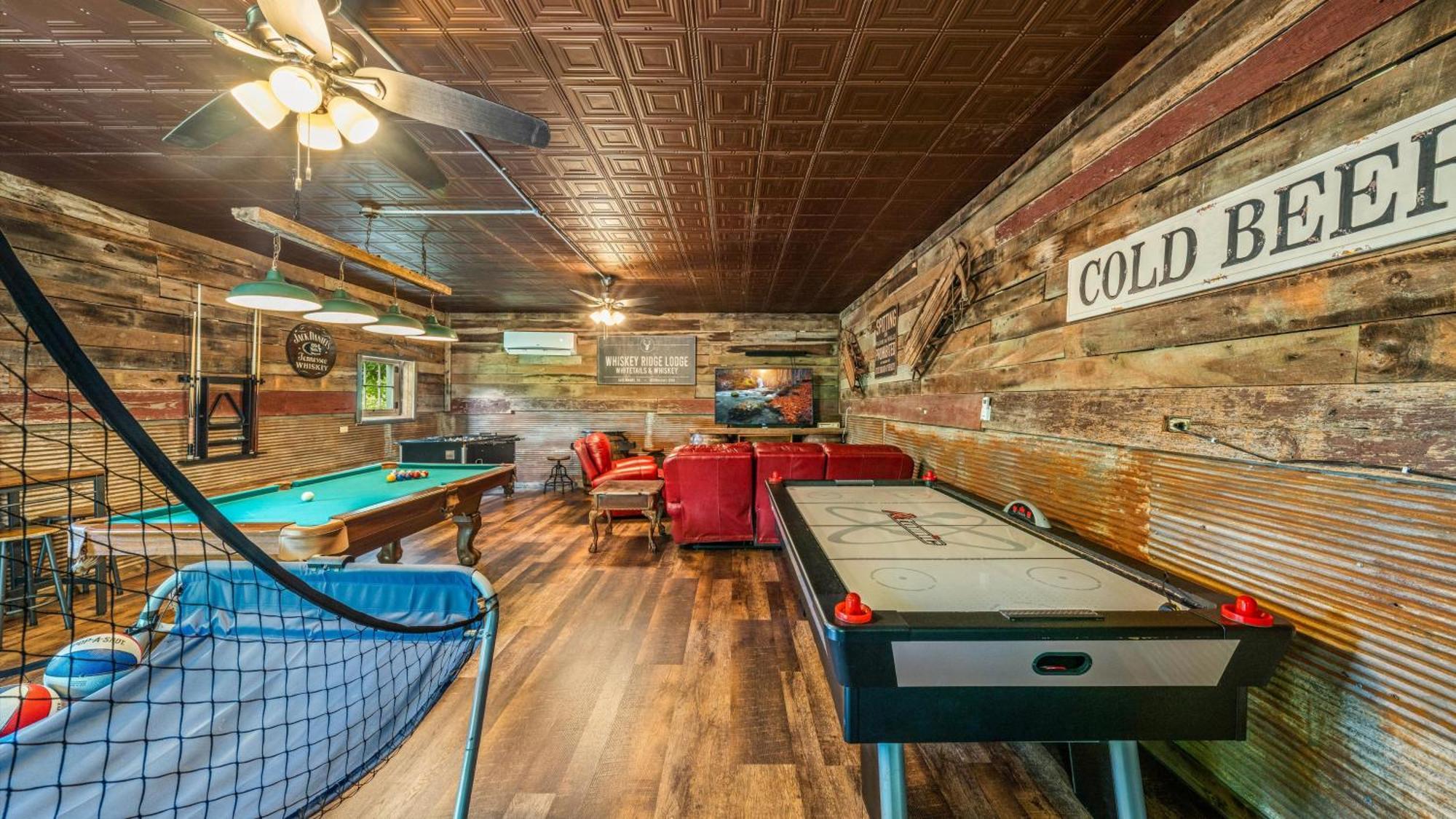 Whiskey Ridge Lodge, A Restored 1940S Gem, 2 Mins From Downtown, Breathtaking City Views, Custom Game Room, And Spacious Elegance 蓋特林堡 外观 照片