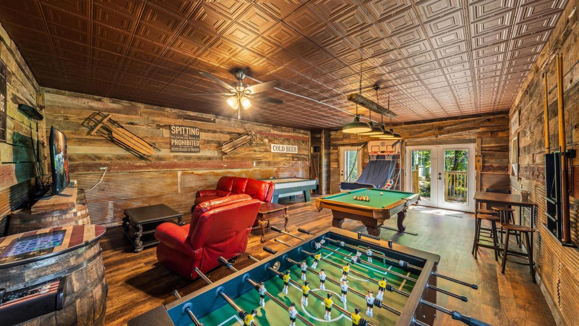 Whiskey Ridge Lodge, A Restored 1940S Gem, 2 Mins From Downtown, Breathtaking City Views, Custom Game Room, And Spacious Elegance 蓋特林堡 外观 照片
